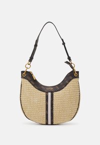 Sac à main en paille tissée avec une forme incurvée, des accents en cuir foncé, une quincaillerie dorée et un motif à rayures horizontales au centre.