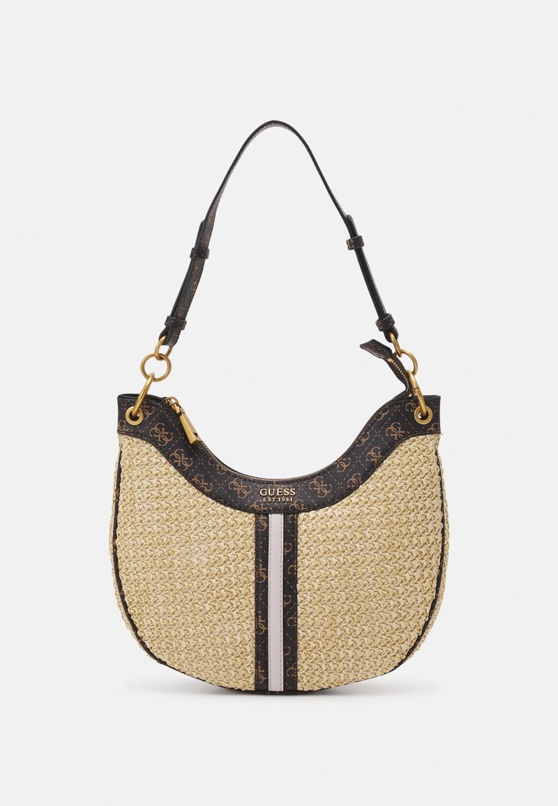 Sac à main en paille tissée avec une forme incurvée, des accents en cuir foncé, une quincaillerie dorée et un motif à rayures horizontales au centre.