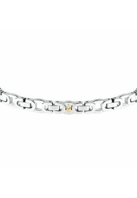 Bracciale in metallo argento con anelli a catena ovali e circolari intrecciati. Presenta un emblema dorato al centro con un design a corona.
