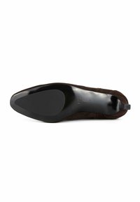 Chaussure à bout pointu en daim marron vue de la semelle, avec une semelle en cuir noir et une petite languette au talon, taille 37.