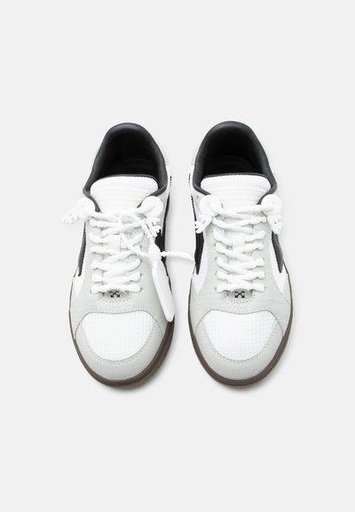 Ζευγάρι λευκά και γκρι αθλητικά παπούτσια με μαύρες λεπτομέρειες, λευκά κορδόνια δεμένα με πλαστικά κλειδώματα, απεικόνιση από πάνω σε απλό φόντο.