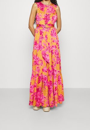 Maxikjole med et levende pink og gult blomsterprint, ærmeløs design, bælte i taljen og lagdelte flæser ved kanten.