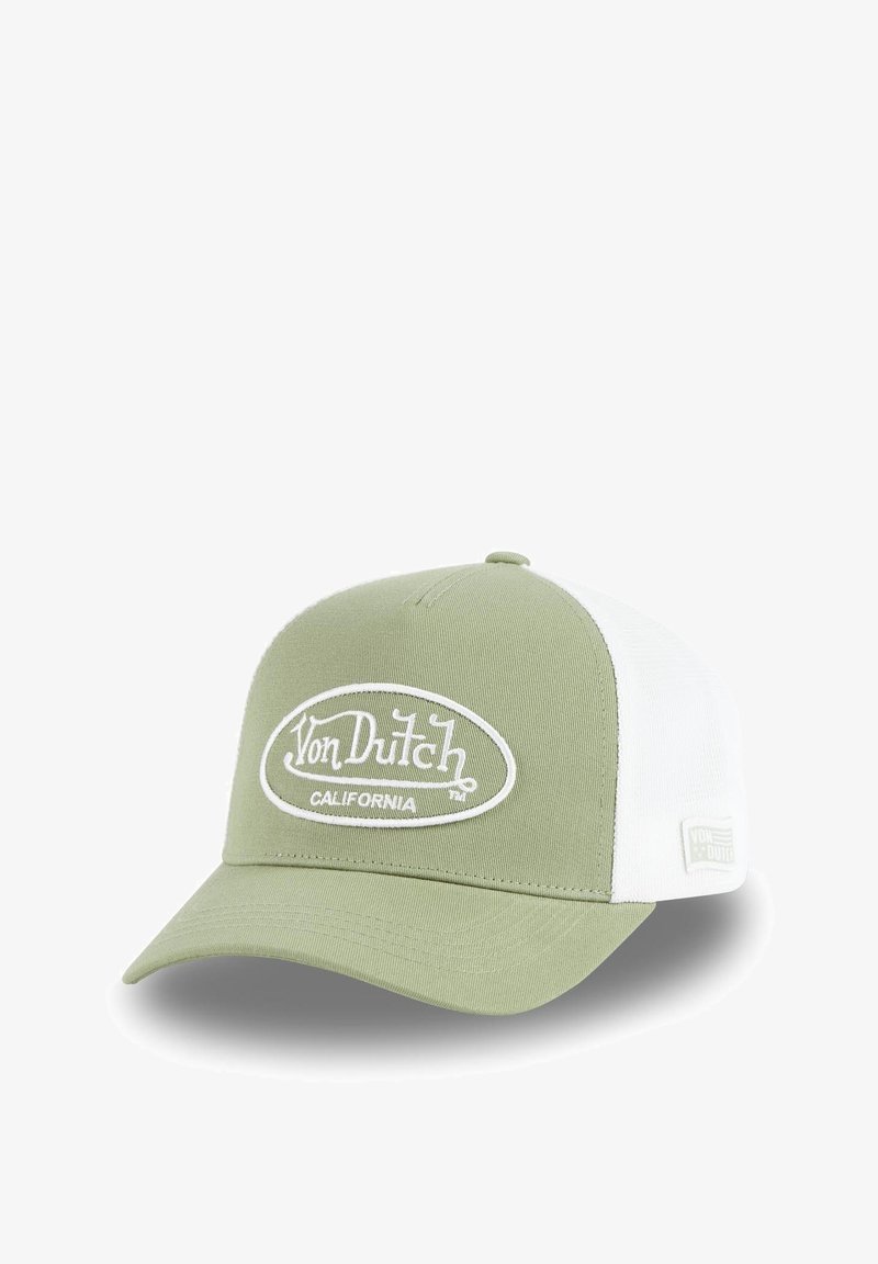 Gorra verde claro con parte trasera de malla blanca, que presenta un destacado logo bordado "Von Dutch California" en blanco.
