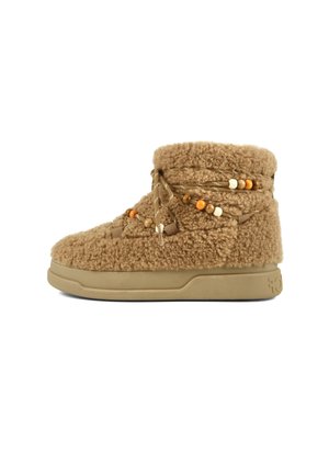 Bottine marron duveteuse à la cheville avec semelle en caoutchouc, lacets enroulés autour de la cheville, et perles décoratives marron et orange sur les lacets.