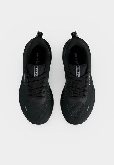 Ζεύγος μαύρα αθλητικά sneakers με υφασμάτινη δομή, κορδόνια και επώνυμα λουράκια, από πάνω σε απλό λευκό φόντο.