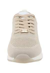 Scarpa sportiva beige con texture in maglia, lacci piatti e un accento dorato sul porta-lacci, dotata di una suola bianca e punta rotonda.