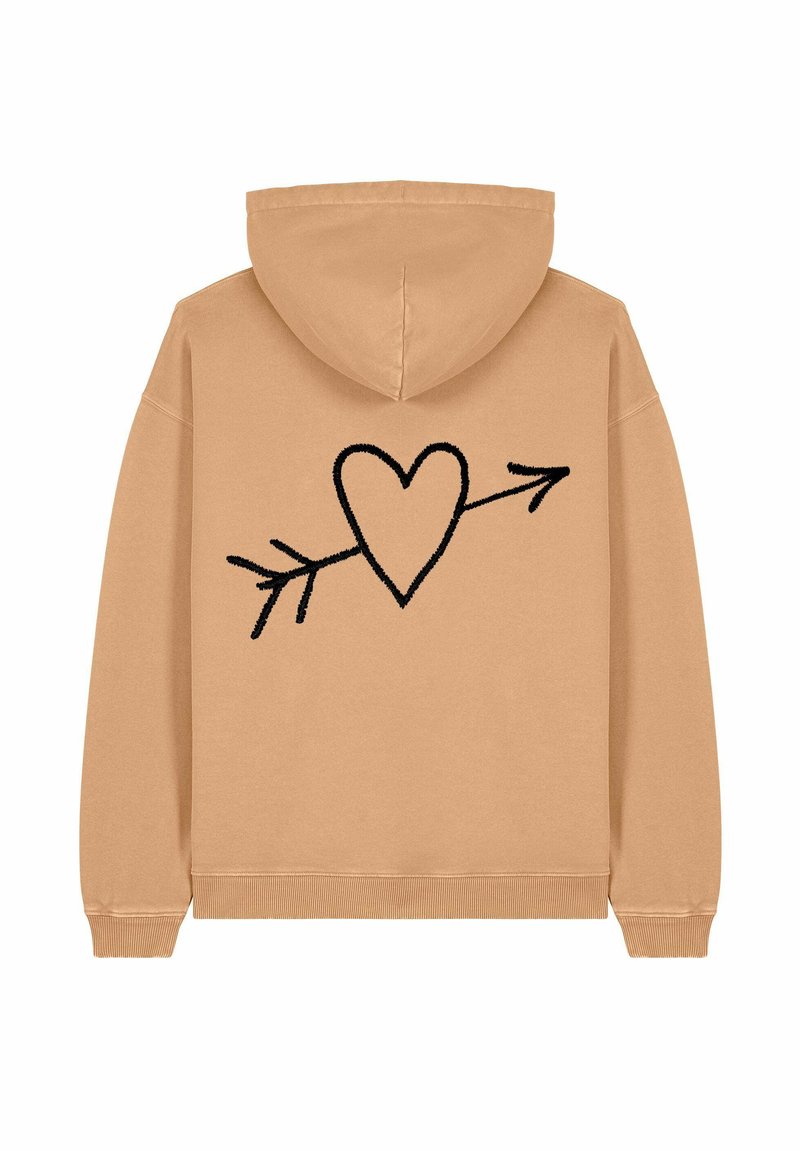 La felpa beige presenta un cuore ricamato nero con un design a freccia sul retro. Ha un cappuccio con cordino e polsini e orlo a coste.