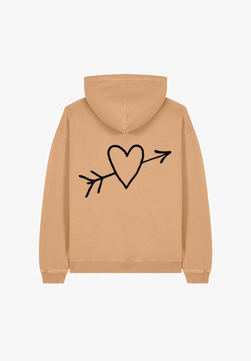 Le sweat à capuche beige possède un cœur noir brodé avec un motif de flèche au dos. Il est équipé d'une capuche avec cordons et de poignets et d'un ourlet côtelés.