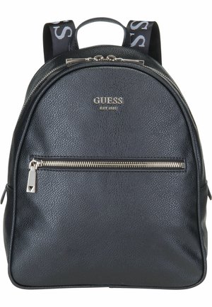 Musta teksturoitu nahkainen Guess-reppu, jossa hopeanvärinen vetoketjutasku, yläkahva ja säädettävät mustat olkahihnat, joissa valkoinen Guess-logo.