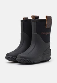 Bottes imperméables noires avec une surface extérieure lisse en caoutchouc, une tige en textile, des semelles texturées et une languette de tirage en cuir marron. Présentent le nom de la marque "bisgaard".