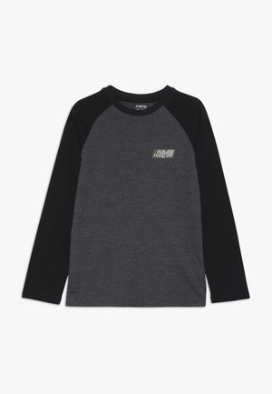 Koszulka z długim rękawem raglanowym z czarnymi rękawami i ciemnoszarym przodem, z małym żółto-białym logo Billabong na piersi.