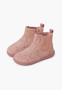 Botas de tobillo de ante rosa con acentos de purpurina, paneles laterales elásticos y una suela de goma flexible. Textura suave con diseño de punta redondeada.