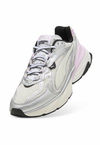 Baskets de sport blanches et argentées avec des accents rose clair, dessus en mesh et cuir, semelle épaisse et doublure intérieure noire.