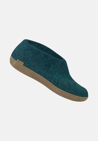 Blød teal-farvet filt slipper med lav hæl, tan sål og syningdetaljer, designet til indendørs komfort og varme.