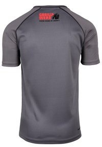 Camiseta atlética gris de manga corta con una textura suave, con costuras negras y un logotipo rojo y negro en la parte superior de la espalda.