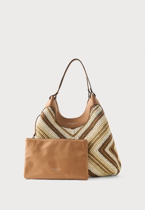 Καφέ δερμάτινη και πλεγμένη ψάθινη τσάντα ώμου με ριγέ σχέδιο, συνδυασμένη με καφέ δερμάτινο φερμουάρ τσαντάκι.