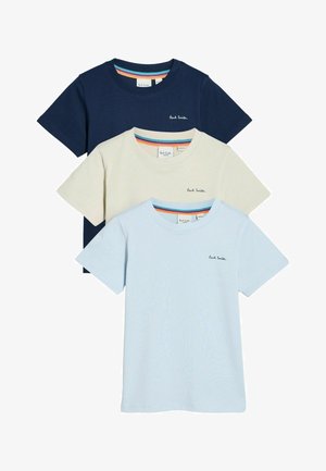 Drie crewneck T-shirts in marineblauw, crèmekleur en lichtblauw. Elk heeft korte mouwen en een klein geborduurd logo op de borst.