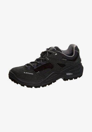 Zapato de senderismo negro Lowa con Gore-Tex, diseño con cordones, cuello acolchado y suela robusta para uso al aire libre.