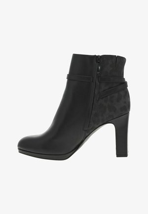 Bottines noires avec une tige en cuir lisse, un panneau latéral texturé présentant un motif léopard subtil, et un talon block haut.