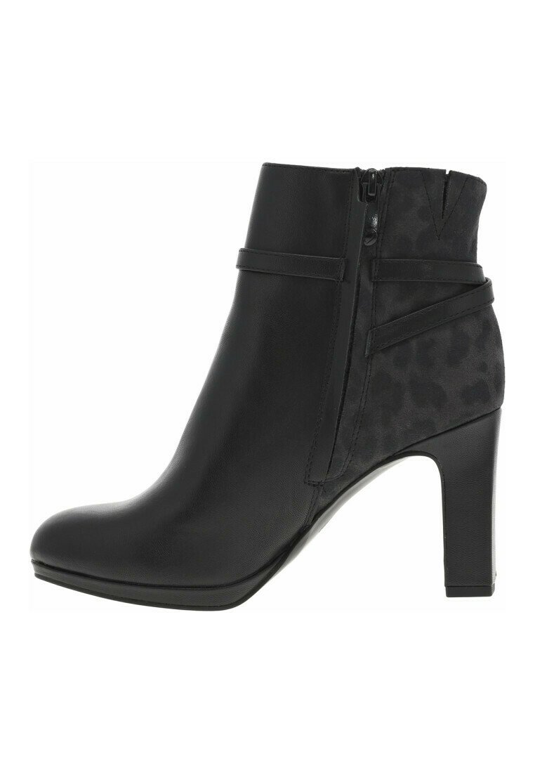 Bottines noires avec une tige en cuir lisse, un panneau latéral texturé présentant un motif léopard subtil, et un talon block haut.