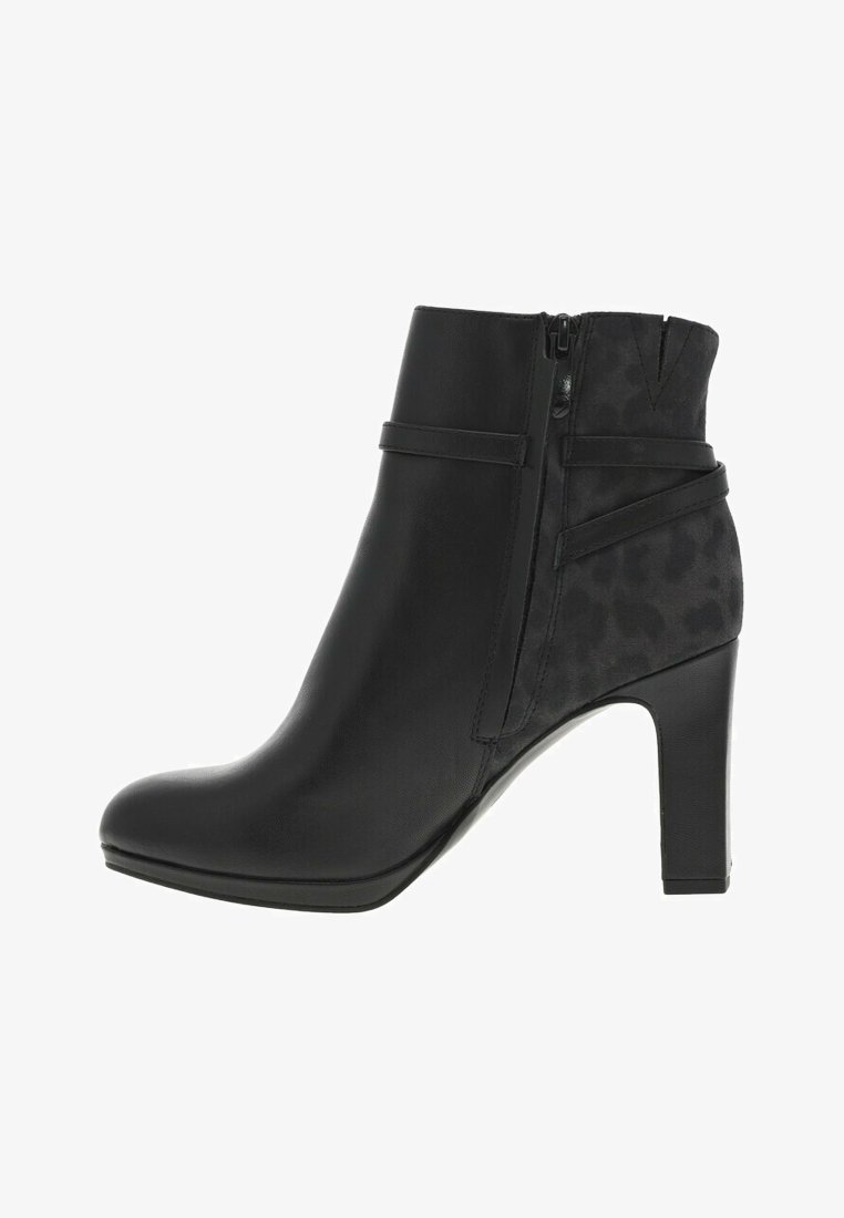 Bottines noires avec une tige en cuir lisse, un panneau latéral texturé présentant un motif léopard subtil, et un talon block haut.