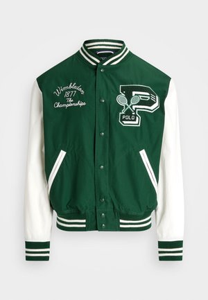 Grüne Collegejacke mit weißen Ärmeln, gestreiftem Kragen und Bündchen, bestickt mit "Wimbledon 1877" und Tennis-Polo-Logo-Patch.