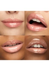 Quattro primi piani di labbra diverse che indossano un lucidalabbra lucido color rosa nude, con espressioni della bocca varie, aperte e chiuse.