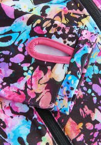 Tissu coloré avec un fond noir et des éclaboussures vives de rose, bleu et jaune. Comprend un détail de boucle accentué en rose.