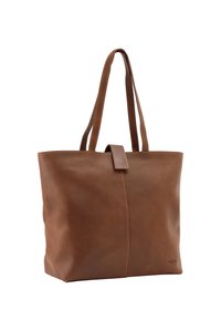 Braune Ledertasche mit zwei langen Griffen, einer glatten Textur, einer Klappe mit Riemenverschluss vorne und einem kontrastierenden Steppdetail.