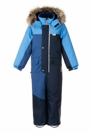 Niebieski i granatowy ocieplany kombinezon śnieżny z kapturem wykończonym futrem, z zamkiem błyskawicznym i zapięciami na zatrzaski, elastycznymi mankietami oraz kieszeniami na suwak z przodu.