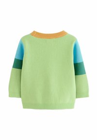 Pletený sveter v svetlozelenej farbe s rebrovaným oranžovým golierom, modrými rukávmi a zelenými horizontálnymi pruhmi. Mäkkučká textúra a voľný strih.