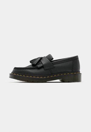 Sorte læder loafers med rund tå, der har frynse detaljer og et dekorativt bånd på tværs af fronten, sat på en kraftig hæl.