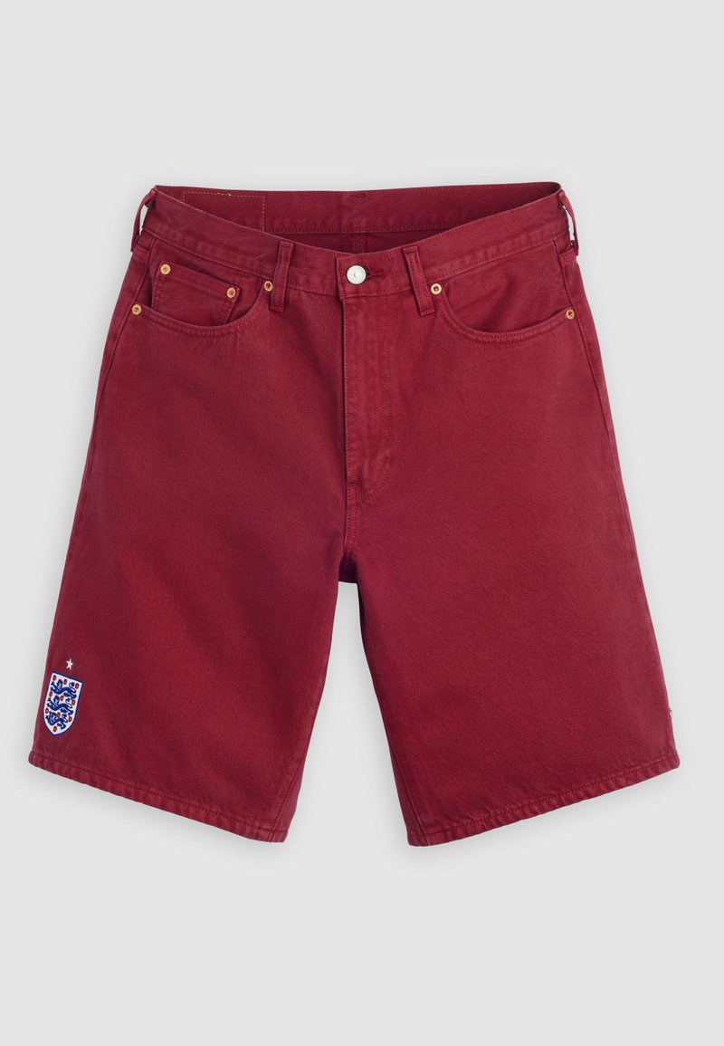 Pantalones cortos de mezclilla burdeos con bolsillos delanteros, trabillas para cinturón, cierre de botón y un pequeño escudo bordado de fútbol de Inglaterra en la parte inferior izquierda de la pierna.