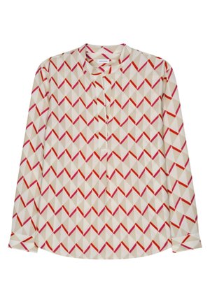 Langærmet cremefarvet bluse med rød og beige geometrisk chevronmønster og en lille mandarinhals, med knaplukning foran.