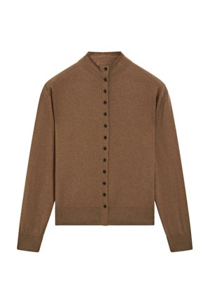 Brauner Cardigan mit hohem Kragen, der eine durchgehende Knopfleiste mit schwarzen Knöpfen aufweist. Hergestellt aus weichem Material, mit gerippten Bündchen und Saumdesign.