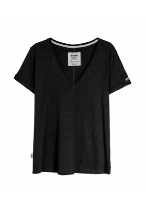 Czarna koszulka na krótki rękaw z dekoltem w serek, z małym białym logo na lewym rękawie oraz metką z napisem "SURF" wewnątrz kołnierza.