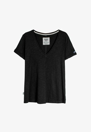 Czarna koszulka na krótki rękaw z dekoltem w serek, z małym białym logo na lewym rękawie oraz metką z napisem "SURF" wewnątrz kołnierza.