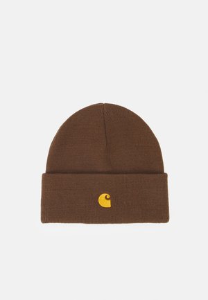Gorro de punto marrón con vuelta, que presenta un logo amarillo en la parte delantera. Textura suave y ajuste ceñido para mantener el calor.