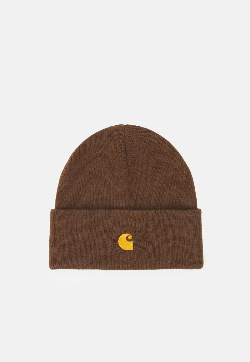 Bruine gebreide beanie met een omgeslagen rand, voorzien van een geel logo aan de voorkant. Zachte textuur en een snug fit voor warmte.