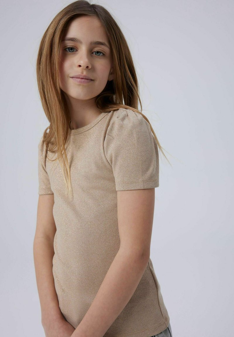 T-shirt beige a maniche corte a righe con un delicato scintillio, caratterizzato da un classico scollo rotondo e dettagli arricciati sulle spalle.