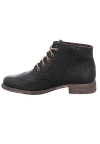 Schwarze Lederknöchelstiefel mit Broguedetails, Schnürung vorne, seitlichem Reißverschluss, strukturiertem Obermaterial und einem braunen holzähnlichen Absatz.