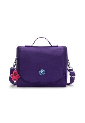 Sac à bandoulière rectangulaire violet avec poignée supérieure, rabat zippé, logo Kipling et un petit porte-clés singe en peluche rose attaché.