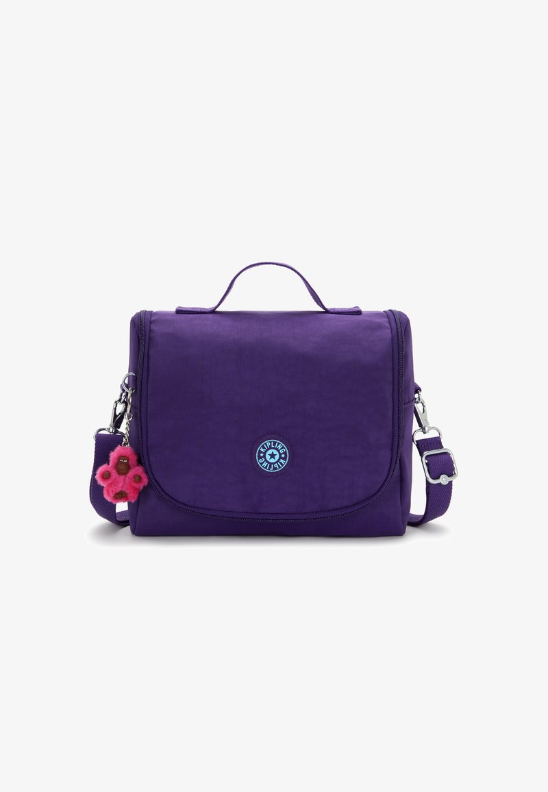 Bolso de hombro rectangular púrpura con asa superior, solapa con cremallera, logotipo de Kipling y un llavero pequeño de mono de peluche rosa adjunto.