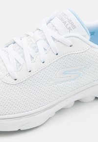 Skechers Performance GO WALK LECE UP Walking trainers white