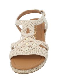 Sandal in tessuto beige con cinturini incrociati, perle decorative e una suola piana in stile espadrilles. Fodera interna morbida e cinturino alla caviglia regolabile.