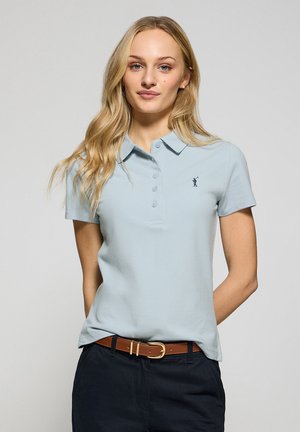 Polo shirt azzurro chiaro in cotone, con colletto, maniche corte e un piccolo logo scuro sul lato sinistro del petto. Cintura marrone inclusa.