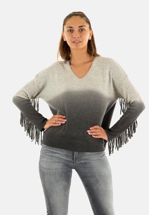 Pull en tricot à col en V, dégradé de gris avec des accents de franges sur les manches. Présente des poignets côtelés et une coupe décontractée. Convient pour un usage quotidien.
