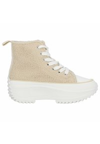 Hochschnitt-Sneaker mit beigem strukturiertem Stoffobermaterial, weißer Gummisohle und dickem geripptem Boden; ausgestattet mit weißen Schnürsenkeln und einer kleinen Schlaufe.
