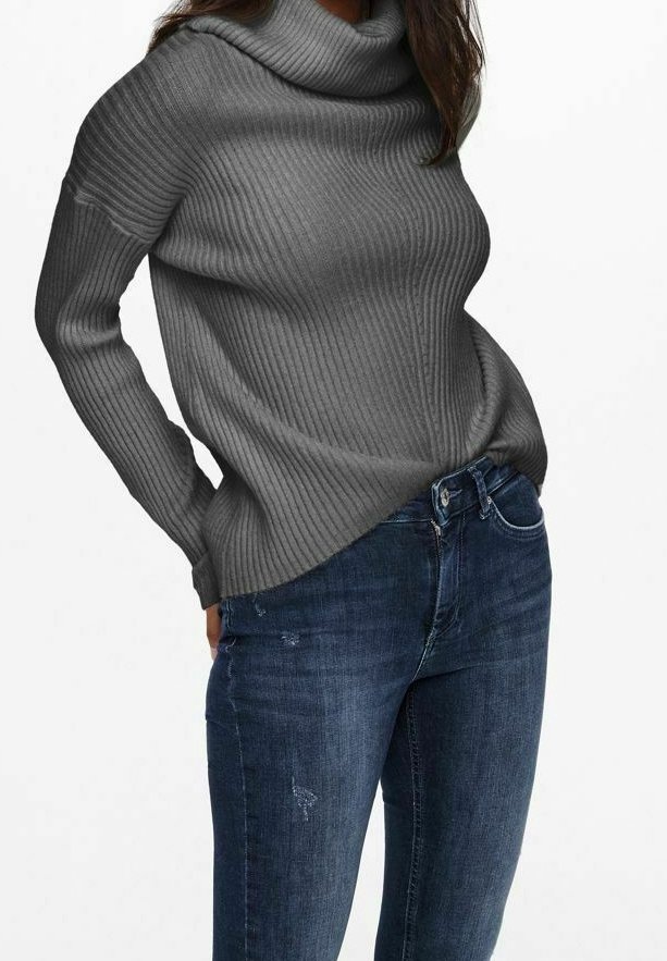 Grau gestreifter Strickpullover mit einem Schalkragen, ausgestattet mit langen Ärmeln und einem lockeren Schnitt, kombiniert mit dunkelblauen, abgetragenen Jeans.