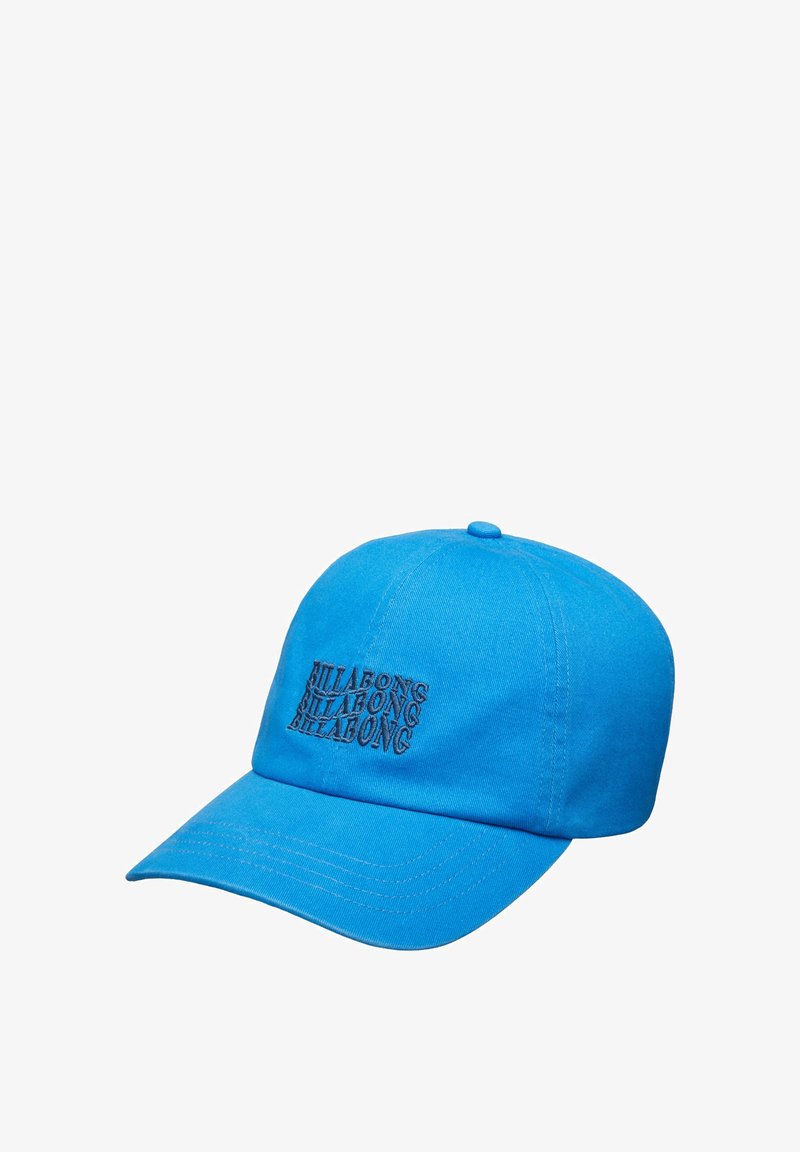 Casquette en tissu bleu avec inscription "Billabong" brodée en noir. Couronne structurée, visière incurvée et détail bouton sur le dessus.